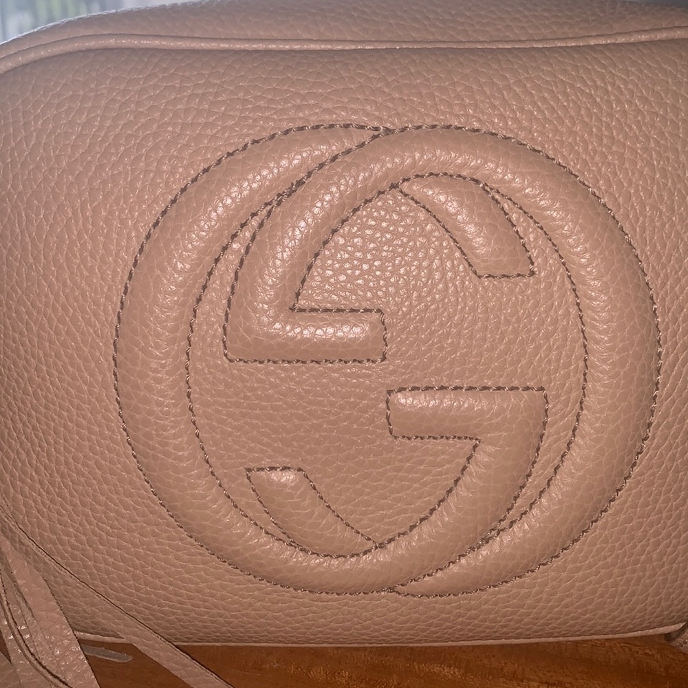 ✨HOST PICK✨GUCCI Soho disco camera bag in rose beige with strap bag 1️⃣4️⃣8️⃣0️⃣ - Picture 5 of 17